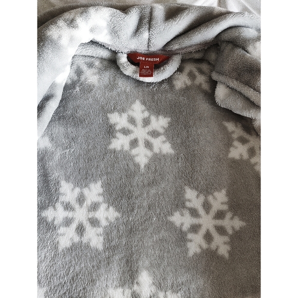 Joe Fresh Snowflake Themed Robe - Picture 5 of 5